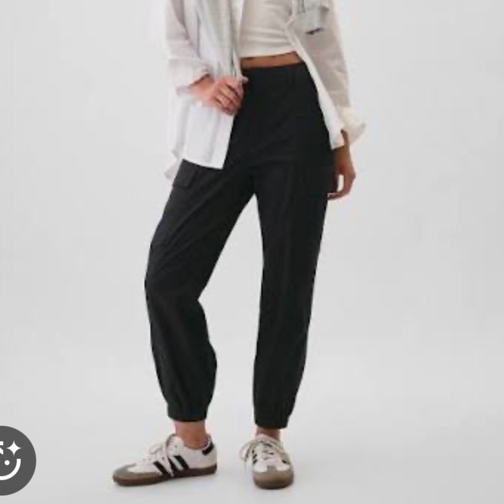 NWT GAP Mid Rise Khaki Cargo Joggers